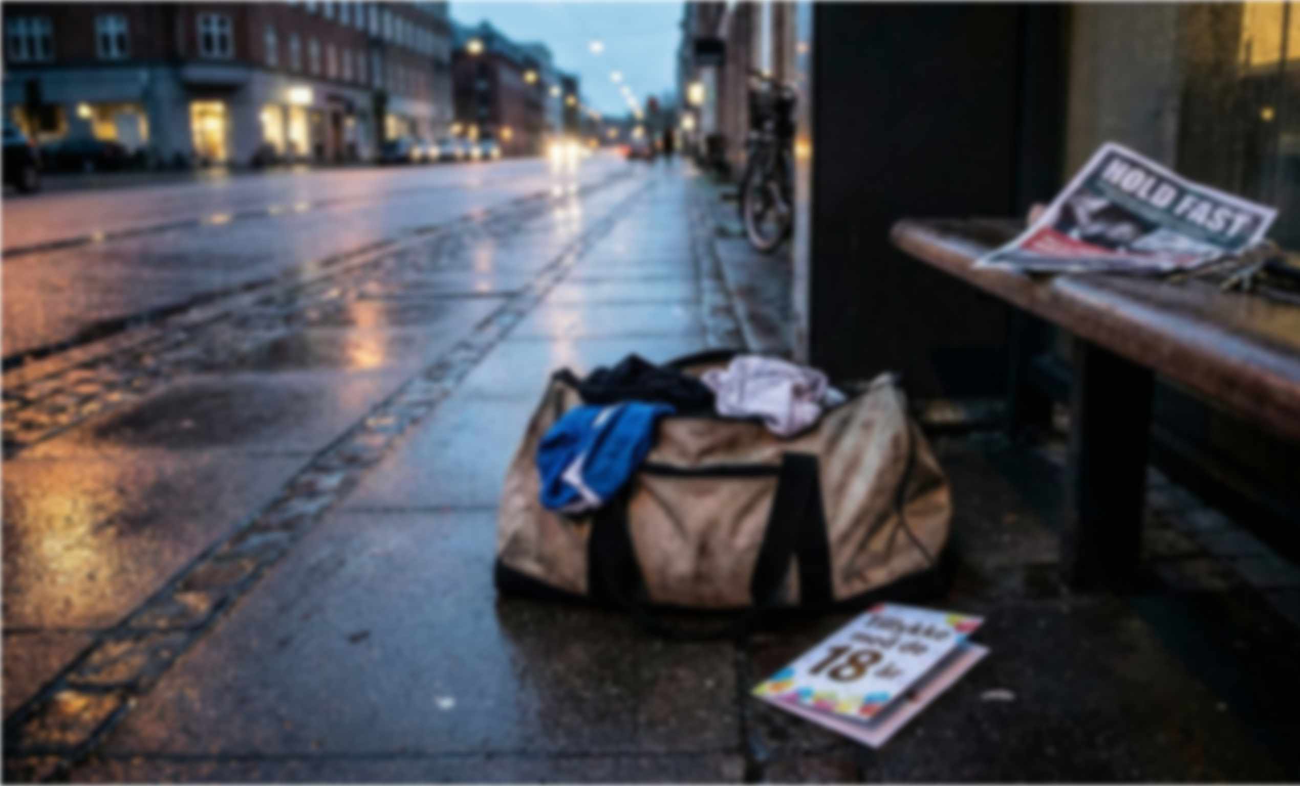 Billede af sportstaske efterladt på gaden på 18 års fødselsdag